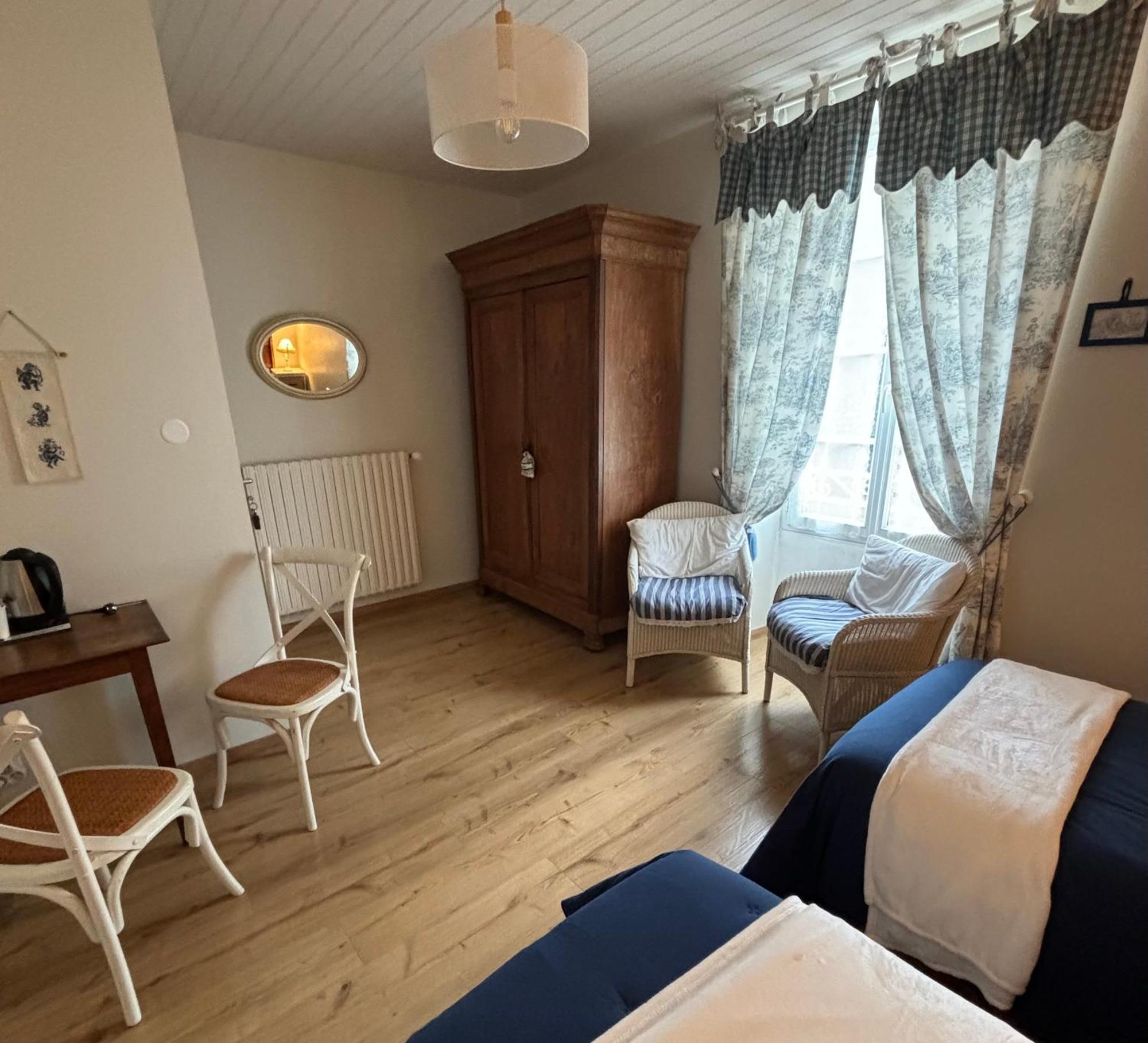Chambres D'Hotes Le Tilleul Saint-Hilaire-des-Loges Exteriör bild